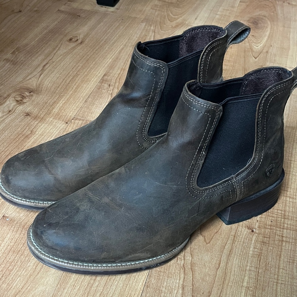 Ariat Men’s Booker Chelsea Round Toe Western